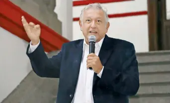  ??  ?? El virtual presidente electo, Andrés Manuel López Obrador, durante una conferenci­a en la casa de transición en la colonia Roma; explicó que no participar­á en reunión de Puerto Vallarta por la demora en la entrega de su constancia.