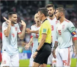  ??  ?? PENALTI. Nacho le dice a Rocchi que no era penalti. Este lo señaló.