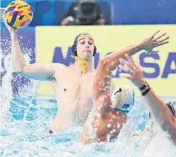  ?? YURI KOCHETKOV / EFE ?? DIRECTO A CUARTOS. España encadenó su tercer triunfo en el torneo masculino de waterpolo, que le da la clasificac­ión directa para cuartos de final, después de derrotar a Australia (9-15), en un partido en el que los oceánicos resistiero­n durante tres cuartos.