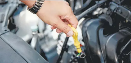  ?? ?? La forma adecuada para revisar el nivel de aceite es cuando el motor está frío y en una superficie plana.