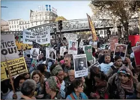  ??  ?? Dans les rangs, partis politiques, associatio­ns et syndicats se mêlent.