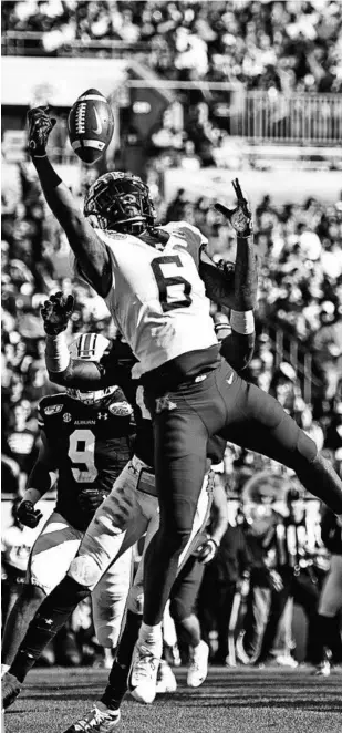  ?? AARON LAVINSKY/STAR TRIBUNE ?? Minnesota’s Tyler Johnson reaches to catch a scoring pass against Auburn.