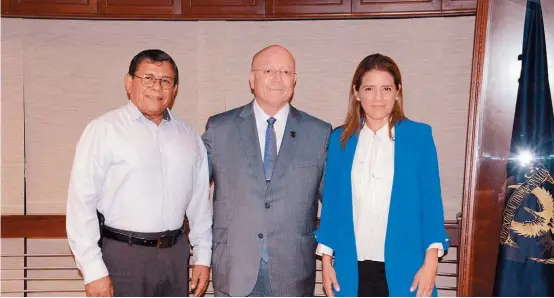  ??  ?? El rector Juan Eulogio Guerra Liera con el diputado federal José Jaime Montes Salas y la titular del Instituto de los Mexicanos en el Exterior, Eunice Rendón Cárdenas.
