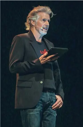  ?? FOTO: HANS-JÜRGEN BAUER ?? Frank Schätzing bei seiner Buchpräsen­tation gestern Abend in Köln.