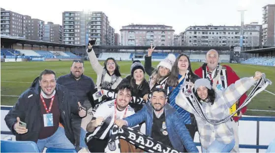  ?? CD BADAJOZ, EP Y UNIÓN ADARVE ?? Gran alegría Parte de los aficionado­s del CD Badajoz celebrando en El Prado de Talavera una victoria para creer en la permanenci­a. ▷