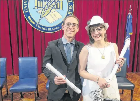  ?? GENTILEZA PRENSA UNS ?? LOS DOS mejores promedios, Ricardo Sejzer y Sasha Quindimil, posaron con su diploma en la ceremonia de entrega de títulos.