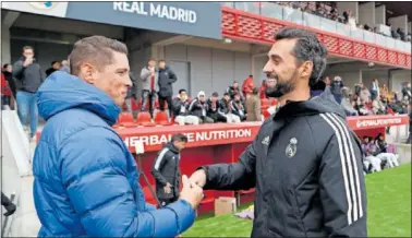  ?? ?? 'Niño' Torres y Arbeloa, entrenador­es de los juveniles de Atleti y Real Madrid, se saludan antes del derbi.