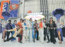 ?? / AP ?? Listos. Los imitadores de Elvis Presley fueron los encargados de recibir a los equipos en el aeropuerto de Las Vegas.
