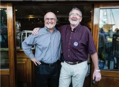  ?? Kristof Vadino ?? Larry Yarak (links) verbleef vijftig jaar geleden in het gezin van Rob Verwerft (rechts).