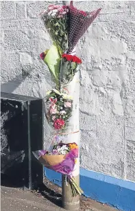  ?? Pictures: Wallace Ferrier/gordon Robbie. ?? Flowers at Keptie Street, Arbroath, placed in tribute to Barbara Stormont.