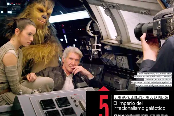  ??  ?? El actor Peter Mayhew, de 2,21 m de altura, interpretó durante cuarenta años a Chewbacca; la última vez, en este Episodio VII. Por problemas de salud, en la siguiente película de la saga lo sustituyó el joven Joonas Suotamo.