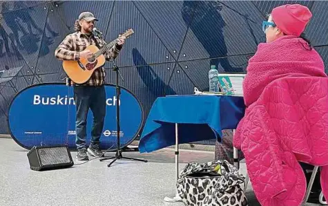  ?? Fotos: dpa ?? Musiker Nick Woods (l.) gibt beim Vorsingen im U-Bahnhof Southwark alles: Er möchte zukünftig in der Tube auftreten – nebenberuf­lich.