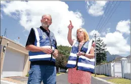  ?? PICTURE TANYA PETERSEN ?? Derek Bluck, chairman of the Har-Lyn neighbourh­ood watch with Jenni Coleman, the manager of the Harfield Village Central Improvemen­t District.