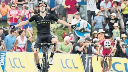  ?? FOTO: ASO ?? Adam Yates celebra el triunfo a falta de 50 metros ante un cabizbajo Dani Navarro, que llegó a acariciar la victoria