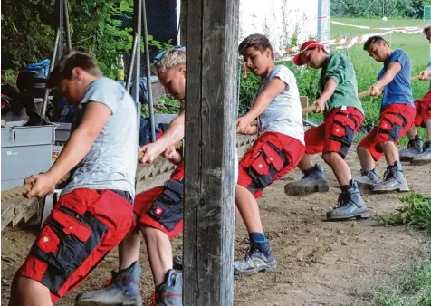  ?? Foto: Sophie Richter ?? Kraft, Kondition und die richtige Technik: Auf all das kommt es beim Tauziehen an. Die Jungs vom TSV Buch müssen sich gleichzeit­ig ins Seil werfen, wenn sie in den Wett bewerben eine Chance auf den Sieg haben wollen.