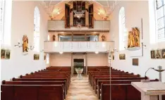  ??  ?? Monsignore Wolfgang Miehle ist stolz auf die neu gestaltete Kirche Maria Immaculata. Am besten gefällt ihm, dass der Taufstein (links Bildmitte) jetzt nicht mehr versteckt ist, sondern zentral im Hauptschif­f steht.