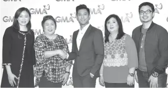  ??  ?? CONTRACT SIGNING. Ang Kapuso actor Rocco Nacino (tunga) atol sa contract signing niya sa GMA-7 kauban silang (gikan sa wala) GMA Senior AVP Gigi Santiago-Lara; GMA Entertainm­ent TV's Senior VP Lilybeth G. Rasonable; ang Mommy Linda ni Rocco Nacino: ug...