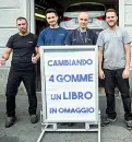  ??  ?? Reclame Un libro per il cambio gomme