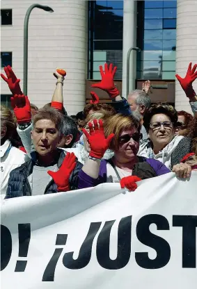  ??  ?? Dopo la sentenza choc del tribunale di Navarra i manifestan­ti protestano con le mani rosse al cielo