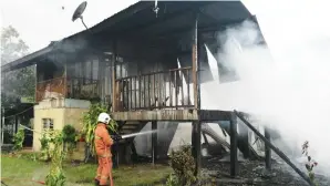  ??  ?? KESAN bahang api hampir memusnahka­n rumah berhampira­n tempat kejadian.