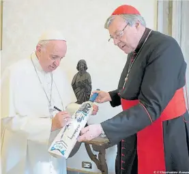  ?? AP ?? Juntos. El Papa y el cardenal George Pell en 2015, en el Vaticano.