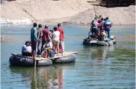  ?? ?? MIGRANTES vuelven a su país por el Río Suchiate, ayer, luego de denunciar que el INM les ofreció ayuda, pero los abandonó en diferentes puntos de Chiapas.