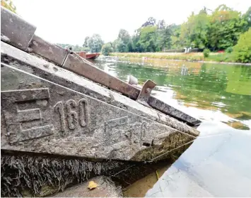  ?? Fotos: Alexander Kaya ?? An dieser Stelle der Donau wird der Wasserstan­d mit etwa 1,40 Meter angezeigt. An vielen Orten, etwa unterhalb der Herdbrücke, ist die Donau derzeit nur 60 Zentimeter tief.