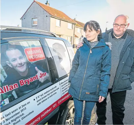  ?? ?? Allan Bryant Sr and his wife Marie with their car emblazoned with informatio­n about missing son Allan.