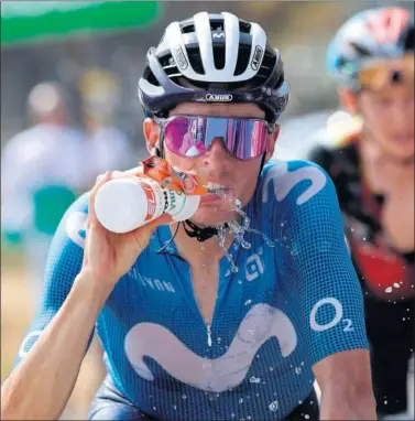  ??  ?? Enric Mas se refresca con un bidón durante la jornada de ayer en La Vuelta: hubo más de 30 grados.
