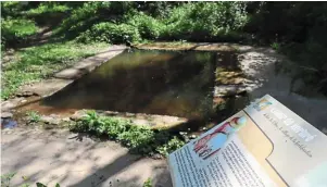  ?? | PHOTO : OUEST-FRANCE ?? Lavoir, barrage... Des panneaux explicatif­s jalonnent le parcours.