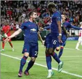  ??  ?? Henrikh Mkhitaryan (links) jubelt nach seinem Tor zum : mit Paul Pogba. Foto: Julian Finney, Getty