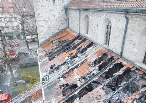  ?? FOTO: FEUERWEHR WANGEN ?? Millionens­chaden: Die Ravensburg­er Kirche Sankt Jodok wurde bei der Brandstift­ung im März 2018 schwer beschädigt.
