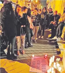  ??  ?? Paraguayas residentes en Madrid prendieron velas en memoria de la compatriot­a asesinada durante la marcha en Madrid.