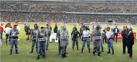  ?? /Anesh Debiky/Gallo Images ?? Thin blue line: Police assemble on the side of the pitch during the Free State Stars-Kaizer Chiefs match at Moses Mabhida Stadium in Durban on Saturday. At the final whistle the police were unable to stop some of the crowd storming onto the field.