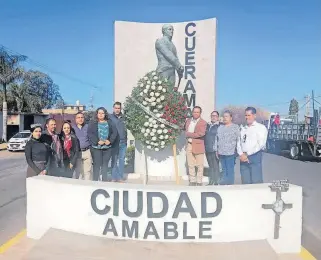  ?? CORTESÍA MIGUEL VILLAFAÑA ?? En el monumento a Francisco Xavier Mina colocaron ofrenda floral.