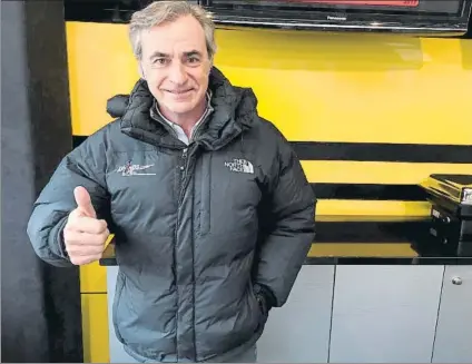  ?? FOTO: FABIO MARCHI ?? Carlos Sainz, en el Circuit Barcelona-Catalunya siguiendo a su hijo en la F1. Vigente campeón del Rally Dakar