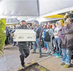  ?? YAHIR CEBALLOS/REUTERS ?? Ayer fue el funeral de la familia que murió por las lluvias de Grace