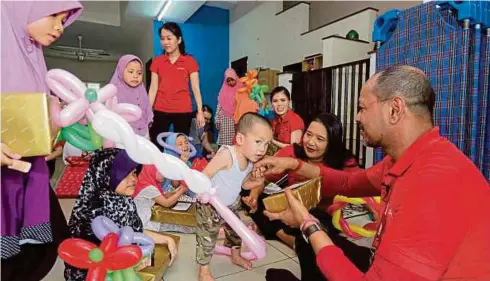  ?? FOTO IHSAN KUMPULAN SUNWAY ?? WAJAH-wajah teruja kanak-kanak di pusat jagaan ketika dihulurkan hadiah.