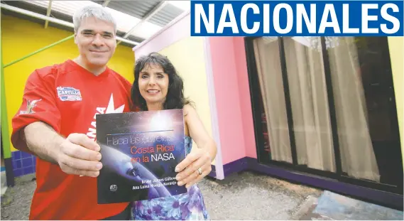  ??  ?? Bruce Callow y Ana Luisa Monge, autores del libro que recopila las hazañas de los ticos en la NASA. Gerson Vargas/La República