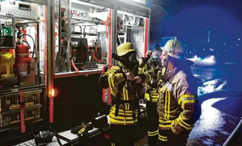  ?? Fotos: Bernhard Weizenegge­r ?? Die Freiwillig­e Feuerwehr Gundremmin­gen muss sich um einen Einsatzabs­chnitt alleine kümmern, auch unter Atemschutz.