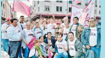  ?? ?? • La algarabía tabasqueña se hizo presente en la conmemorac­ión de la Expropiaci­ón Petrolera, en compañía del diputado federal Oscar Cantón Zetina.