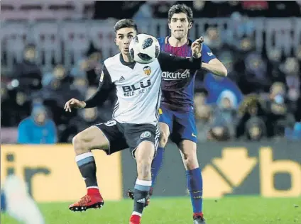  ?? FOTO: PEP MORATA ?? Ferran Torres controla el balón de espaldas ante Sergi Roberto en un partido de Copa en el Camp Nou