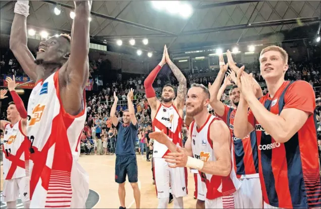  ??  ?? EUFORIA. Los jugadores del Baskonia celebran su primera final de la Liga Endesa en ocho años. Solo hay un supervivie­nte de la última (2010), Marcelinho Huertas.