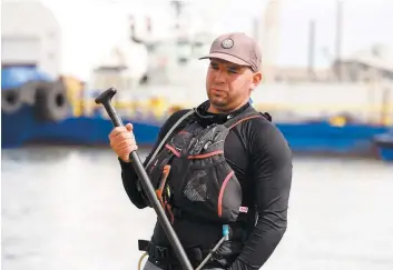  ??  ?? David Gaucher-hébert, photograph­ié à son arrivée à Québec après avoir pagayé durant 265 kilomètres. PHOTO COURTOISIE, ISRAËL LECLAIR