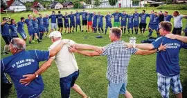  ?? FOTO: CHRISTOPH KEIL ?? Große Freude bei Greußen nach dem Sieg in Niedersach­swerfen.