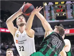  ?? EFE ?? ▶▶ El madridista Kuzmic (i) con la pelota ante la defensa de Harangody.