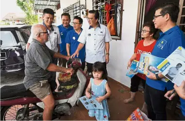  ?? — Bernama ?? Meeting the people: Liow (third from right) and Tan (second from left) talking to residents while campaignin­g for the Balakong seat in Bandar Tun Hussein Onn.