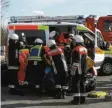  ?? Foto: FFW ?? Die Dillinger Feuerwehr entfernte das Dach dieses Autos, um die schonende Rettung des verunglück­ten Fahrers zu ermögliche­n. Sie leitete den Verkehr weiträumig um.