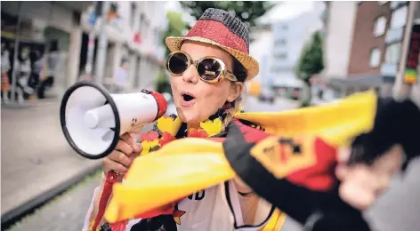  ?? FOTO: RALPH MATZERATH ?? Startklar für die WM: Unsere Mitarbeite­rin Ann-Celine Schilling probierte bei „Deiters“in Opladen schon mal aus, was passen könnte.