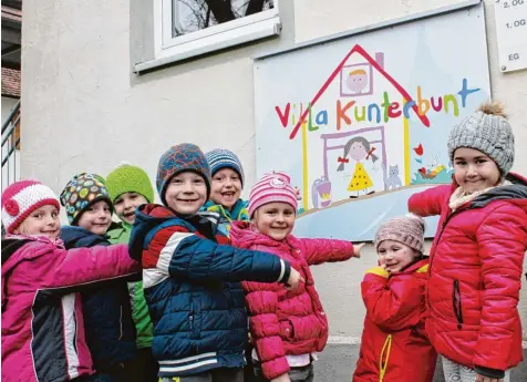  ?? Foto: Katrin Fischer ?? Die mutigen Löwen und die starken Bären: Den Kindern der Kindergart­engruppen in Aislingen gefällt der Name „Villa Kunterbunt“. Auf dem Foto sind (von links): Sophie, Ju lian, Jonas, Tobias, Nils, Felix, Anna, Sophia und Marie.